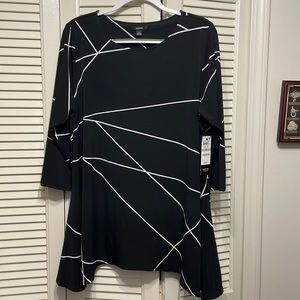 NWT Alfani women top. Size 18. Black and white.